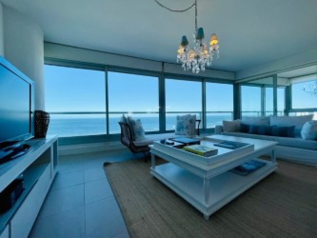 Venta de apartamento premiun de tres dormitorios más dependencia en torre de categoría sobre playa Brava, Punta del Este