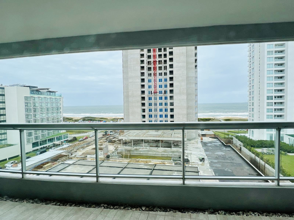 Apartamento de 2 Dormitorios y Parrillero con Vista al Mar en Playa Brava, Look Brava