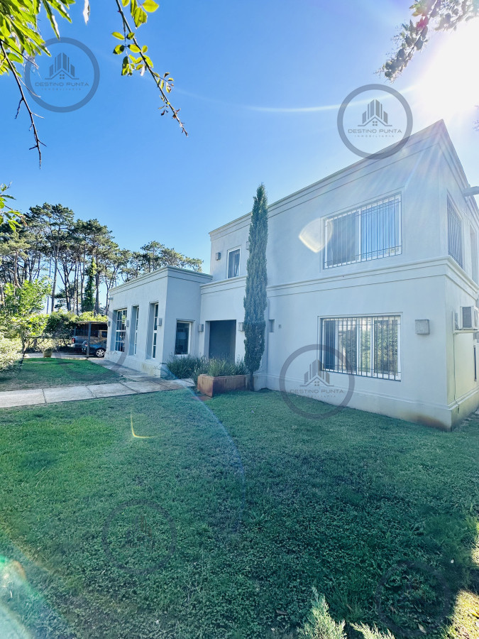 Alquiler temporada de magnífica Casa de 4 Dormitorios y Dependencia con piscina, en zona residencial, Punta del Este — fotografía 2