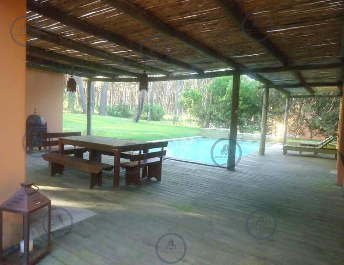 Casa ID.269 - Venta y alquiler de gran casa de cuatro dormitorios en Laguna Blanca Barrio Privado de Manantiales