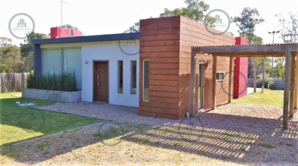 Casa de 3 Dormitorios y Piscina en La Barra - Punta del Este — fotografía 1