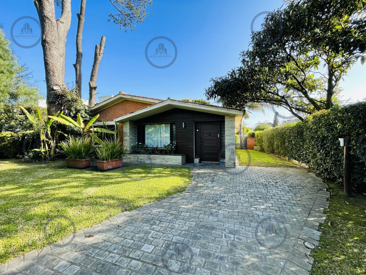 Casa de 3 Dormitorios, Piscina Climatizada y Parrillero en Playa Mansa, Punta del Este — fotografía 1