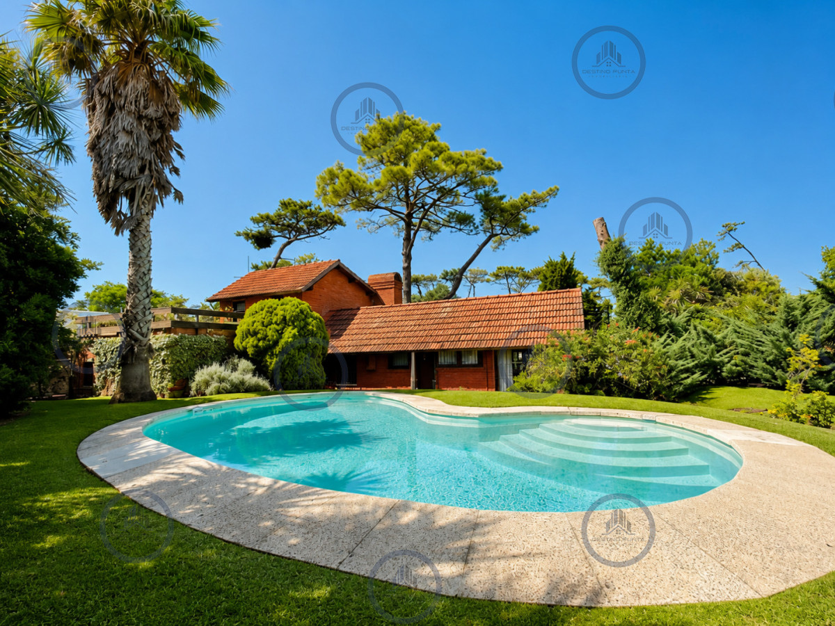 Casa ID.337 - Excelente Casa de 4 Dormitorios en Playa Mansa - Punta del Este