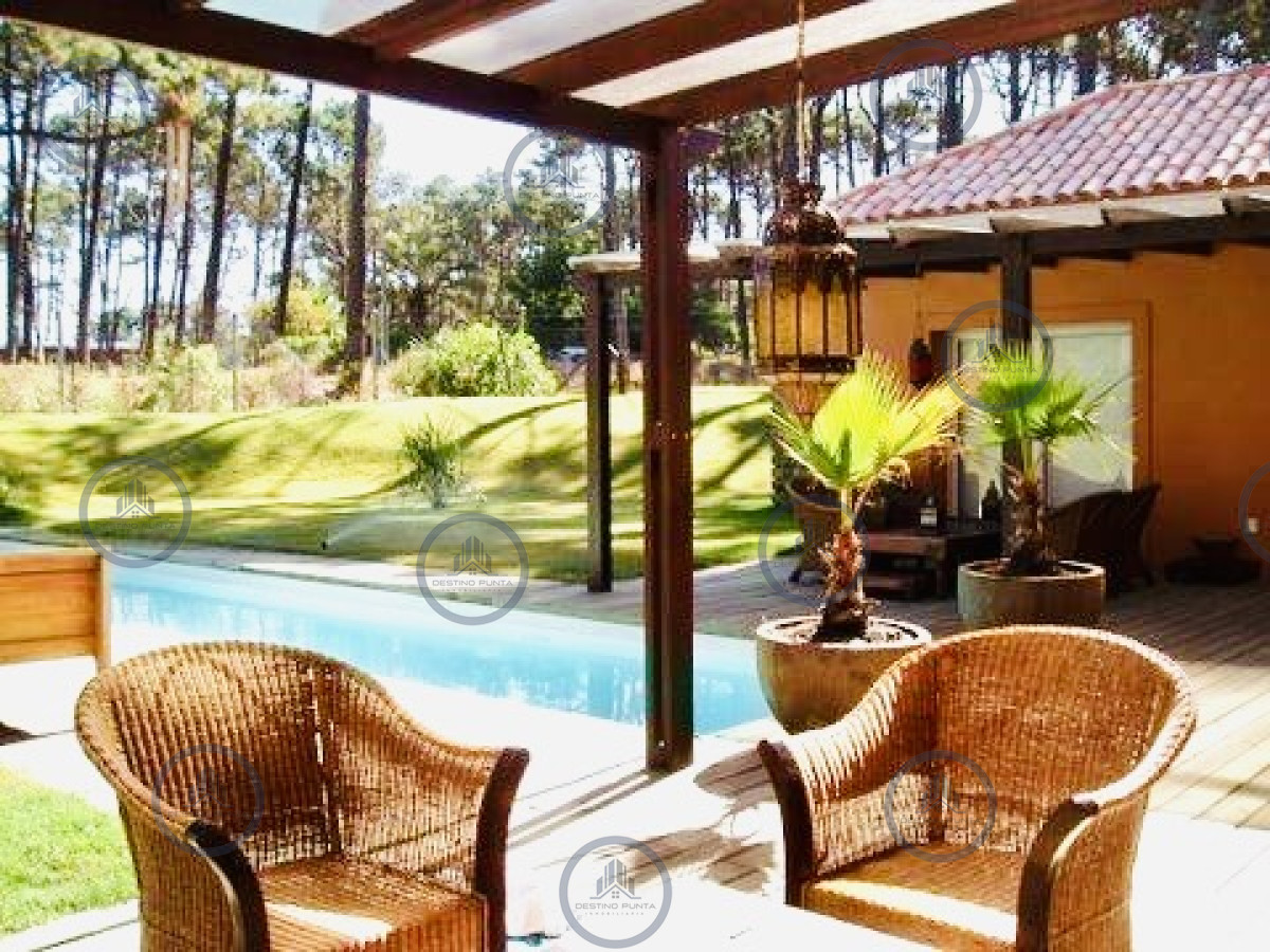 Casa ID.2822 - Casa en barrio privado Laguna Blanca 5 dormitorios más dependencia con piscina 