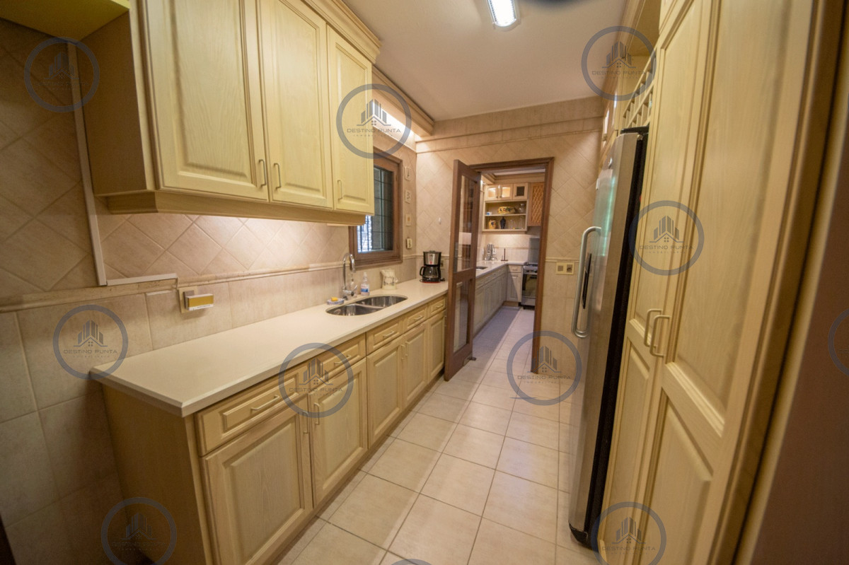 Casa ID.2367 - Magnifica casa en venta de 4 dormitorios mas apartamento de huespedes y piscina en playa Mansa