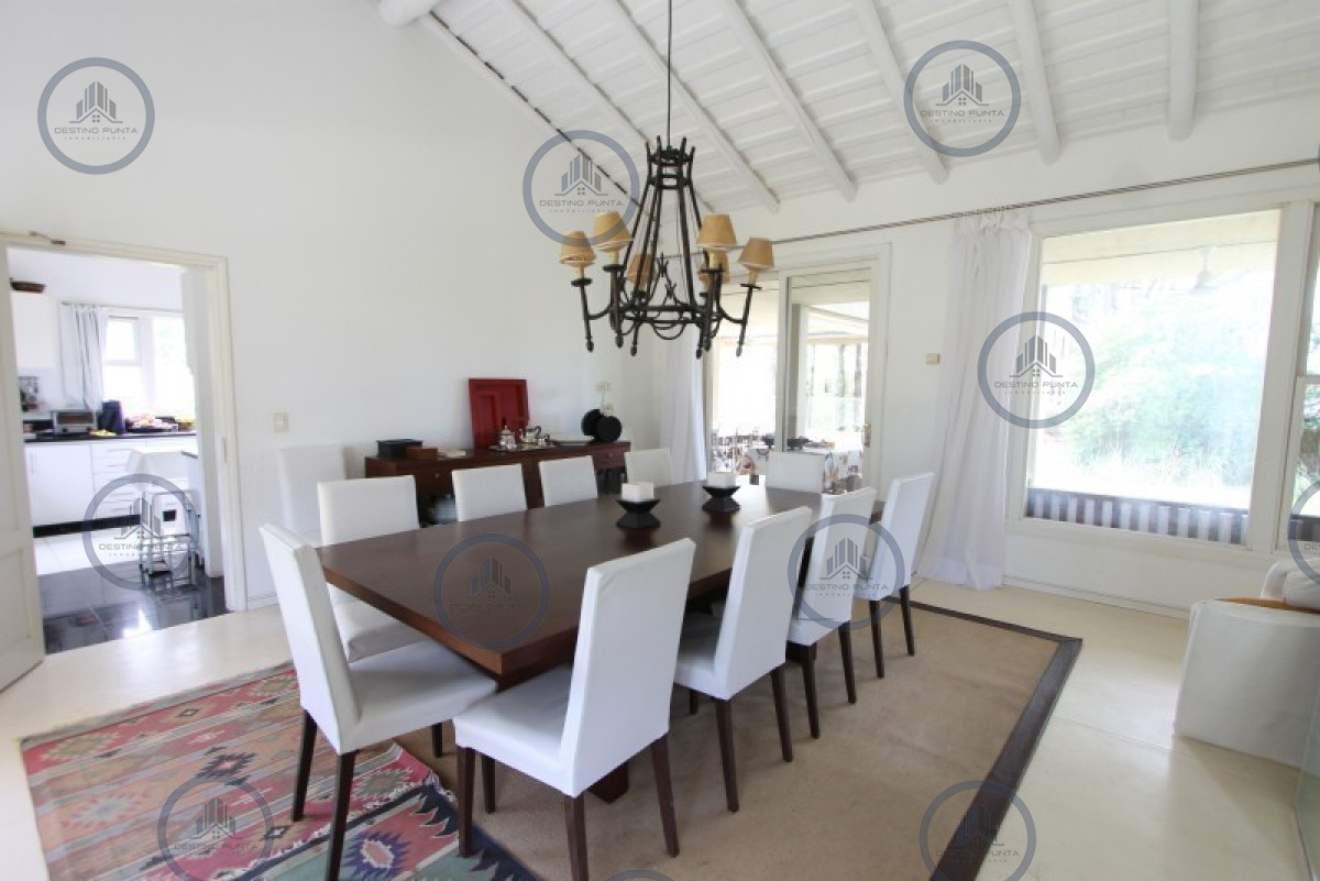 Casa ID.2819 - Casa de 5 dormitorios más dependencia en Laguna Blanca 