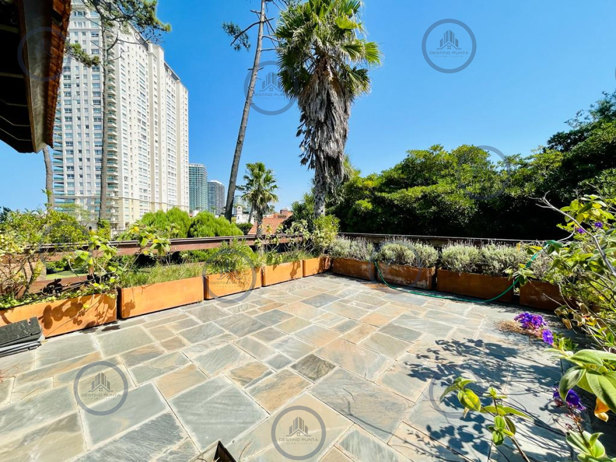 Casa ID.337 - Excelente Casa de 4 Dormitorios en Playa Mansa - Punta del Este