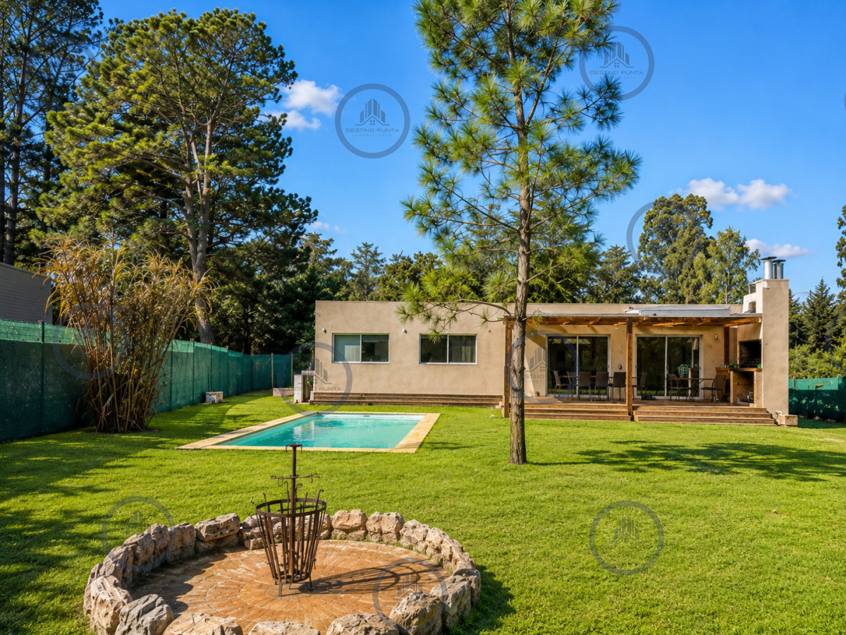 Casa de 3 Dormitorios con Piscina y Parrillero en barrio Marly, Punta del Este — fotografía 1