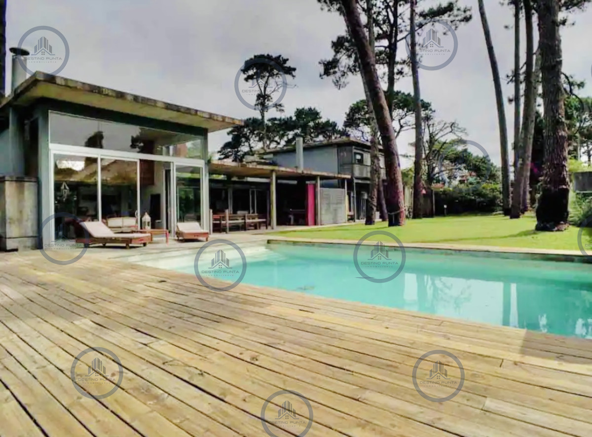 Moderna Casa de 4 Dormitorios y Piscina en Playa Mansa, Alquiler de Temporada — fotografía 1