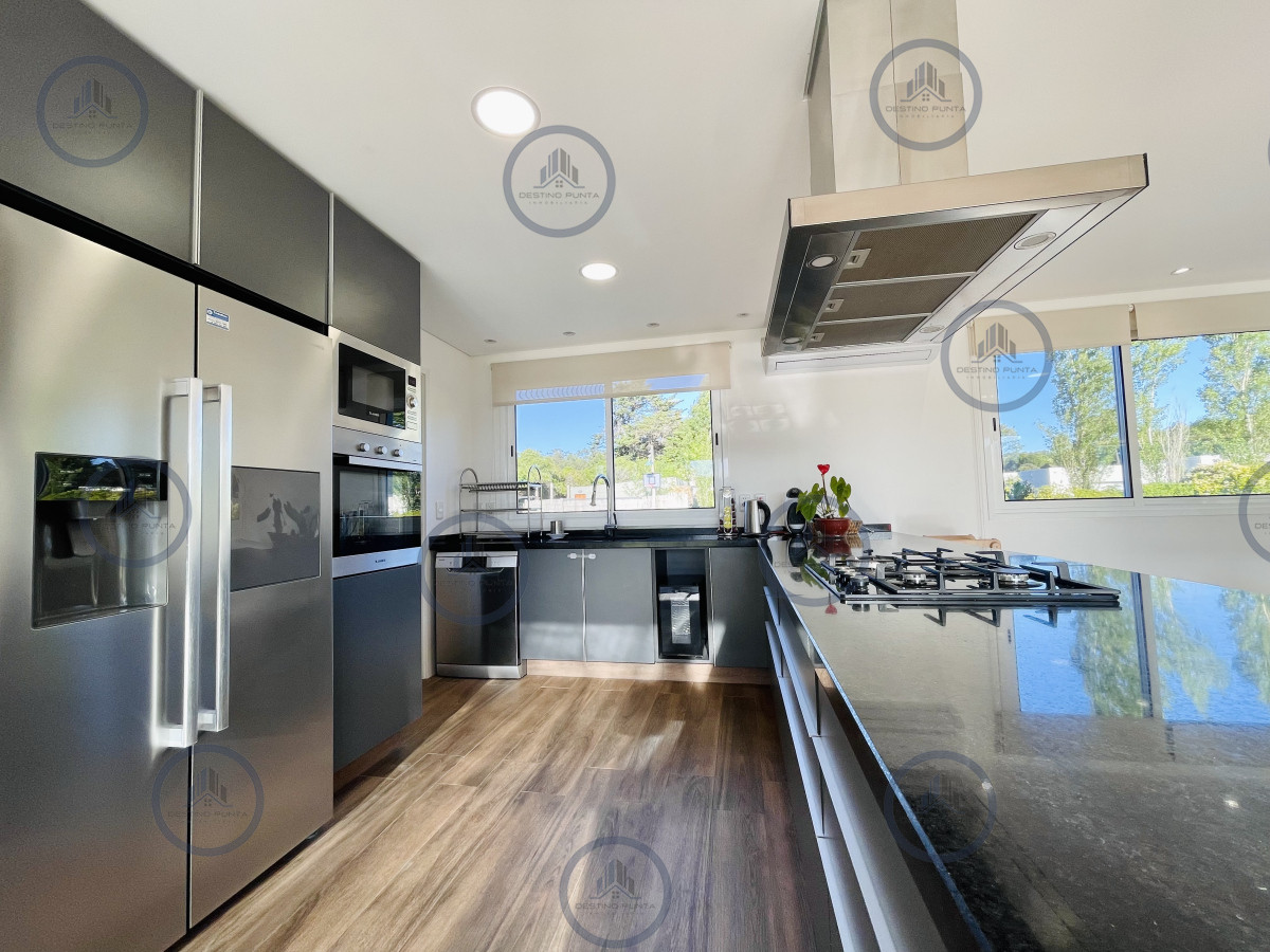 Casa ID.2333 - Moderna Casa de 4 Dormitorios, Piscina Climatizada y Parrillero en Punta Ballena, Barrio Semi Privado