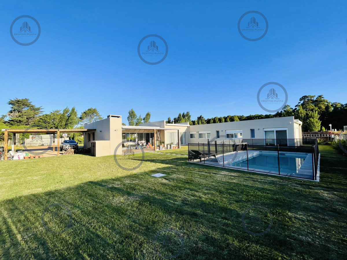 Casa ID.2333 - Moderna Casa de 4 Dormitorios, Piscina Climatizada y Parrillero en Punta Ballena, Barrio Semi Privado