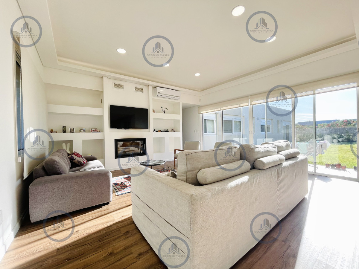 Casa ID.2333 - Moderna Casa de 4 Dormitorios, Piscina Climatizada y Parrillero en Punta Ballena, Barrio Semi Privado