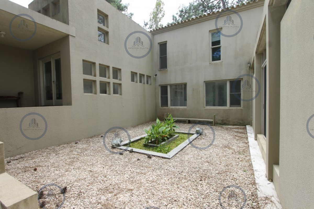 Casa ID.2819 - Casa de 5 dormitorios más dependencia en Laguna Blanca 
