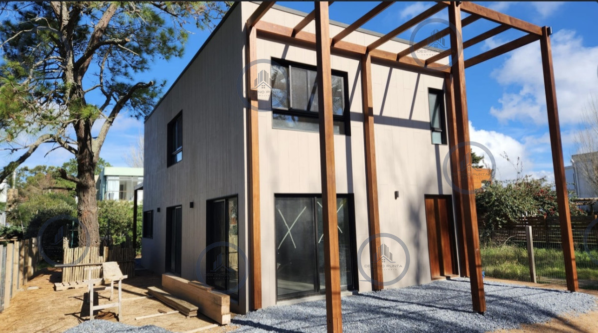 Casa minimalista a estrenar de 4 dormitorios en venta en La Barra — fotografía 2