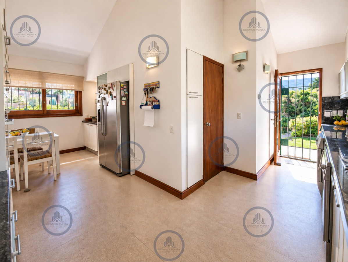 Casa ID.702 - Excelente Casa de 4 Dormitorios, Piscina Climatizada y Barbacoa a una cuadra del Mar, Playa Mansa