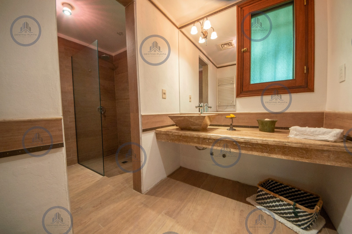Casa ID.2367 - Magnifica casa en venta de 4 dormitorios mas apartamento de huespedes y piscina en playa Mansa