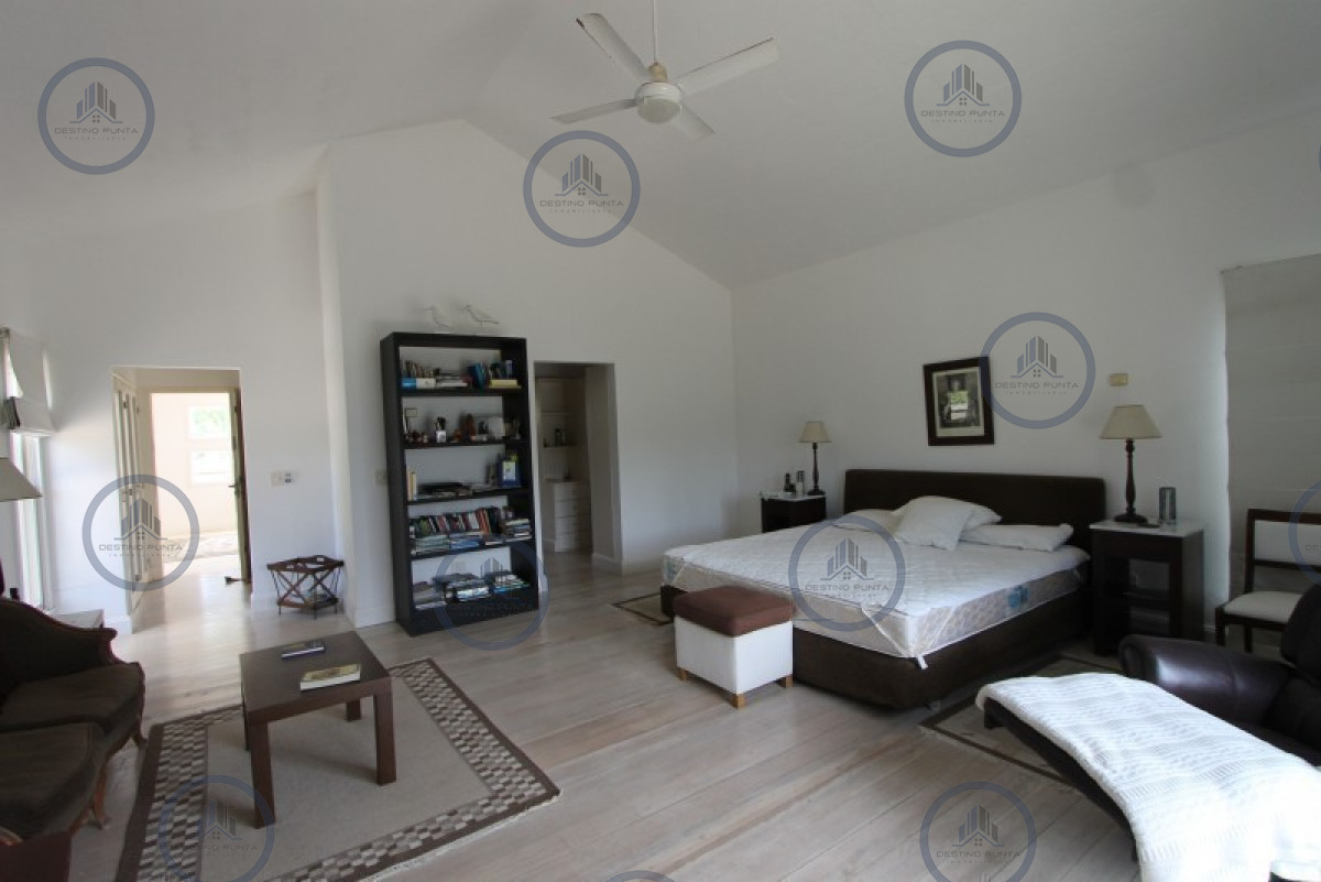 Casa ID.2819 - Casa de 5 dormitorios más dependencia en Laguna Blanca 