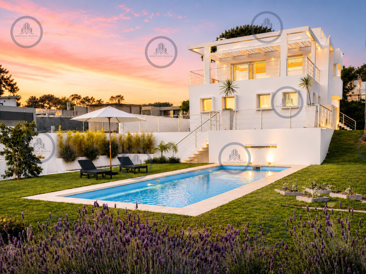 Excelente Casa de 3 Dormitorios más Dependencia y Piscina en Manantiales, Punta del Este — fotografía 1