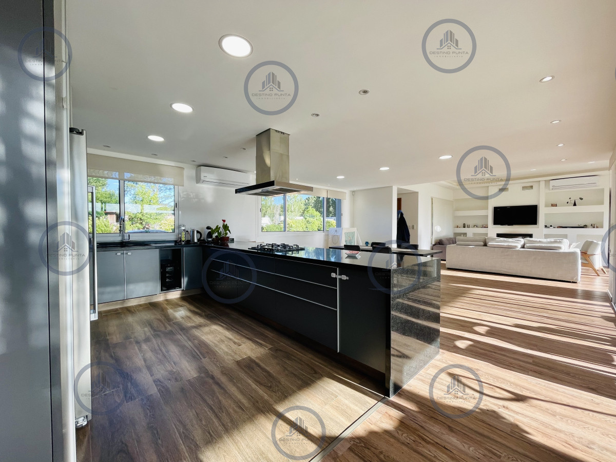 Casa ID.2333 - Moderna Casa de 4 Dormitorios, Piscina Climatizada y Parrillero en Punta Ballena, Barrio Semi Privado