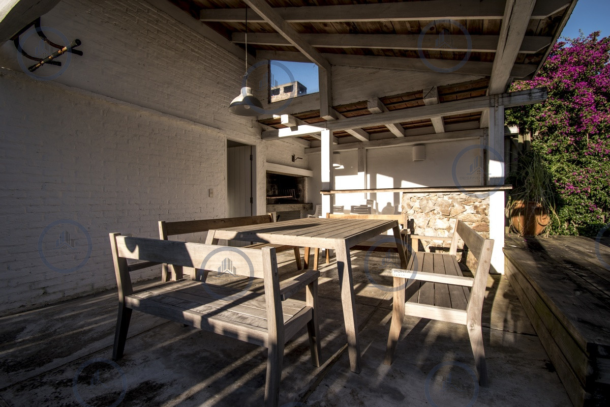 Casa ID.393 - Excelente Casa de 4 Dormitorios con Piscina y Parrillero en Montoya, La Barra