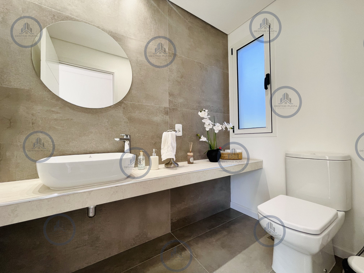 Casa ID.2333 - Moderna Casa de 4 Dormitorios, Piscina Climatizada y Parrillero en Punta Ballena, Barrio Semi Privado