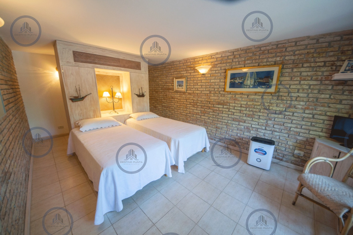 Casa ID.2367 - Magnifica casa en venta de 4 dormitorios mas apartamento de huespedes y piscina en playa Mansa
