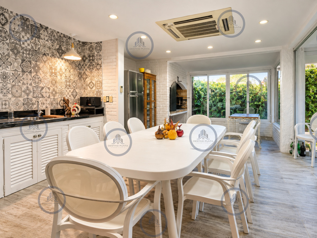 Casa ID.702 - Excelente Casa de 4 Dormitorios, Piscina Climatizada y Barbacoa a una cuadra del Mar, Playa Mansa
