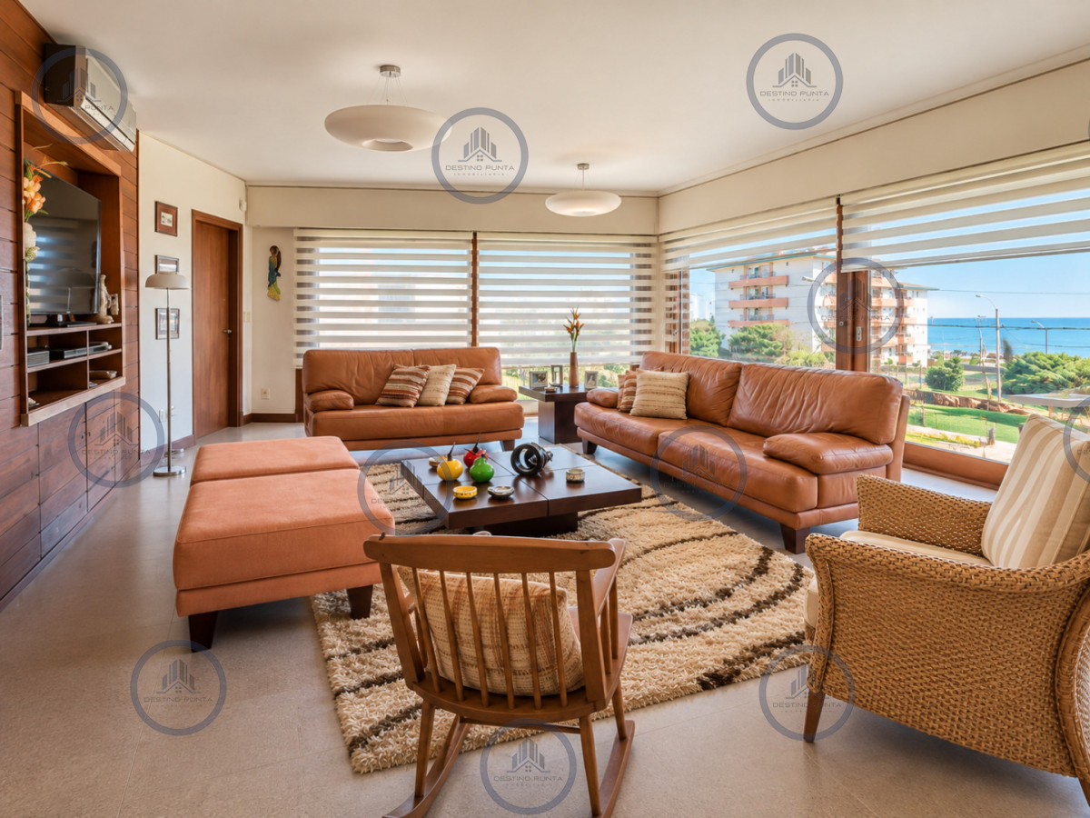 Casa ID.702 - Excelente Casa de 4 Dormitorios, Piscina Climatizada y Barbacoa a una cuadra del Mar, Playa Mansa