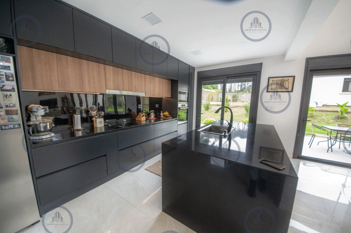 Casa ID.2366 - Casa en venta en San Rafael de 5 dormitorios, a estrenar