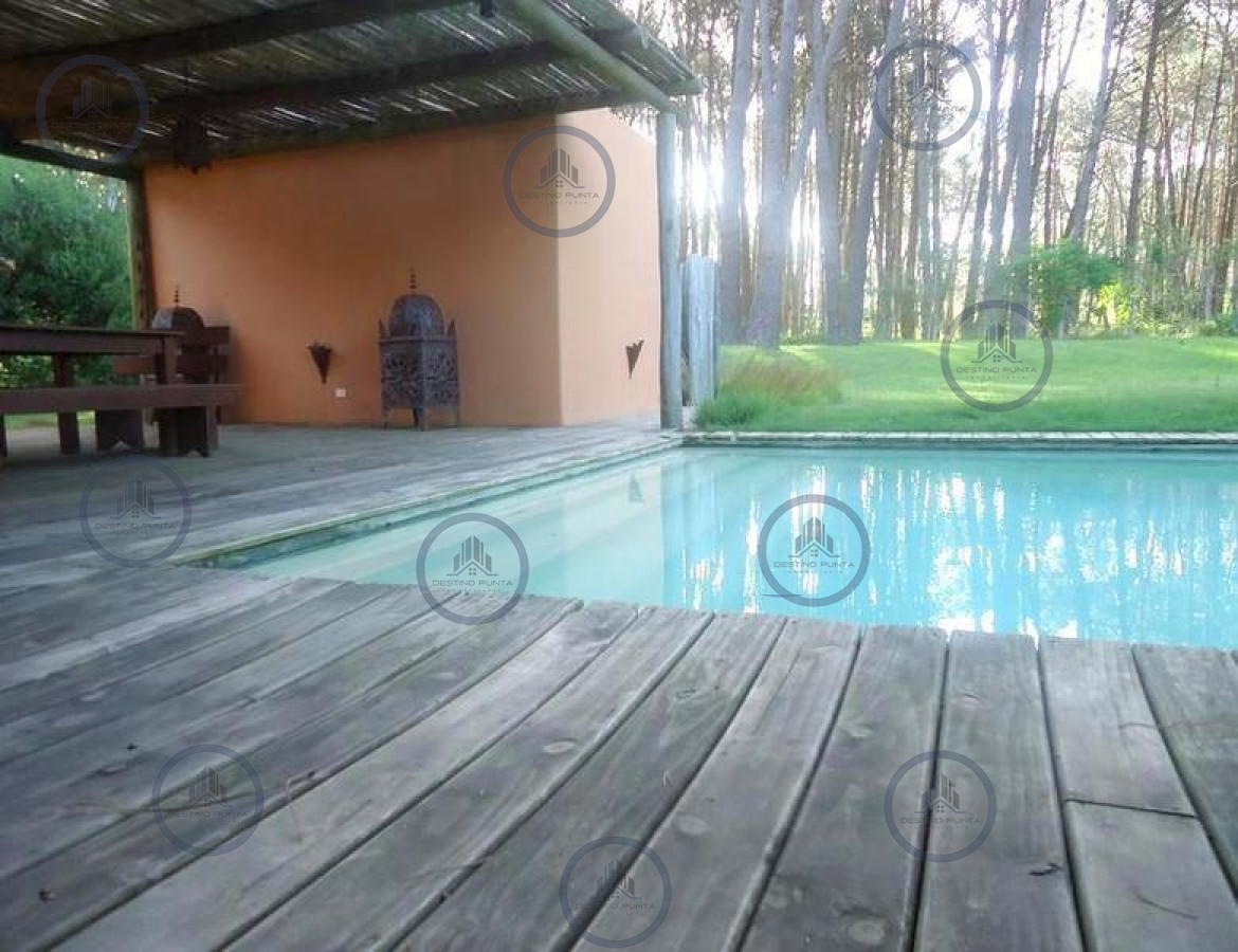 Casa ID.269 - Venta y alquiler de gran casa de cuatro dormitorios en Laguna Blanca Barrio Privado de Manantiales