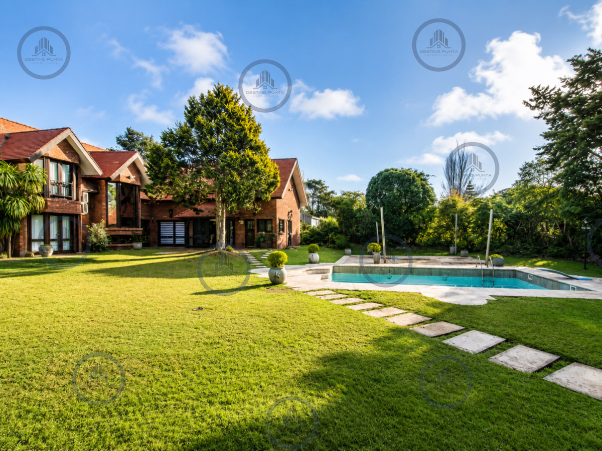 Exclusiva casa en Beverly Hills, Punta del Este, 5 Dormitorios, Piscina, Parrillero y Gran Parque — fotografía 3