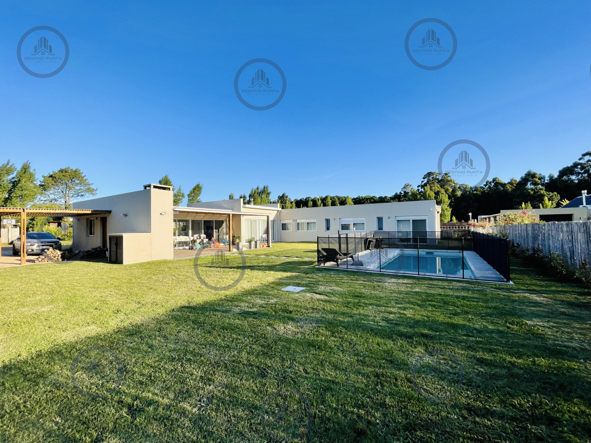 Casa ID.2333 - Moderna Casa de 4 Dormitorios, Piscina Climatizada y Parrillero en Punta Ballena, Barrio Semi Privado