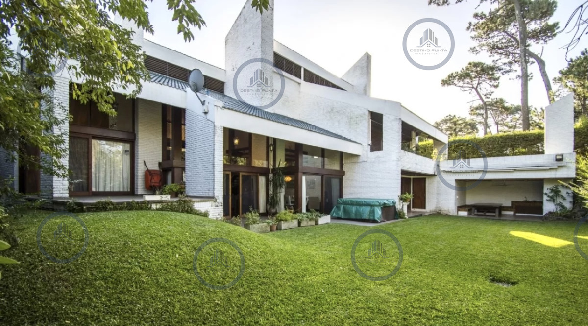 Excelente Casa de 4 Dormitorios en Playa Mansa, Ideal para vivir todo el año — fotografía 1