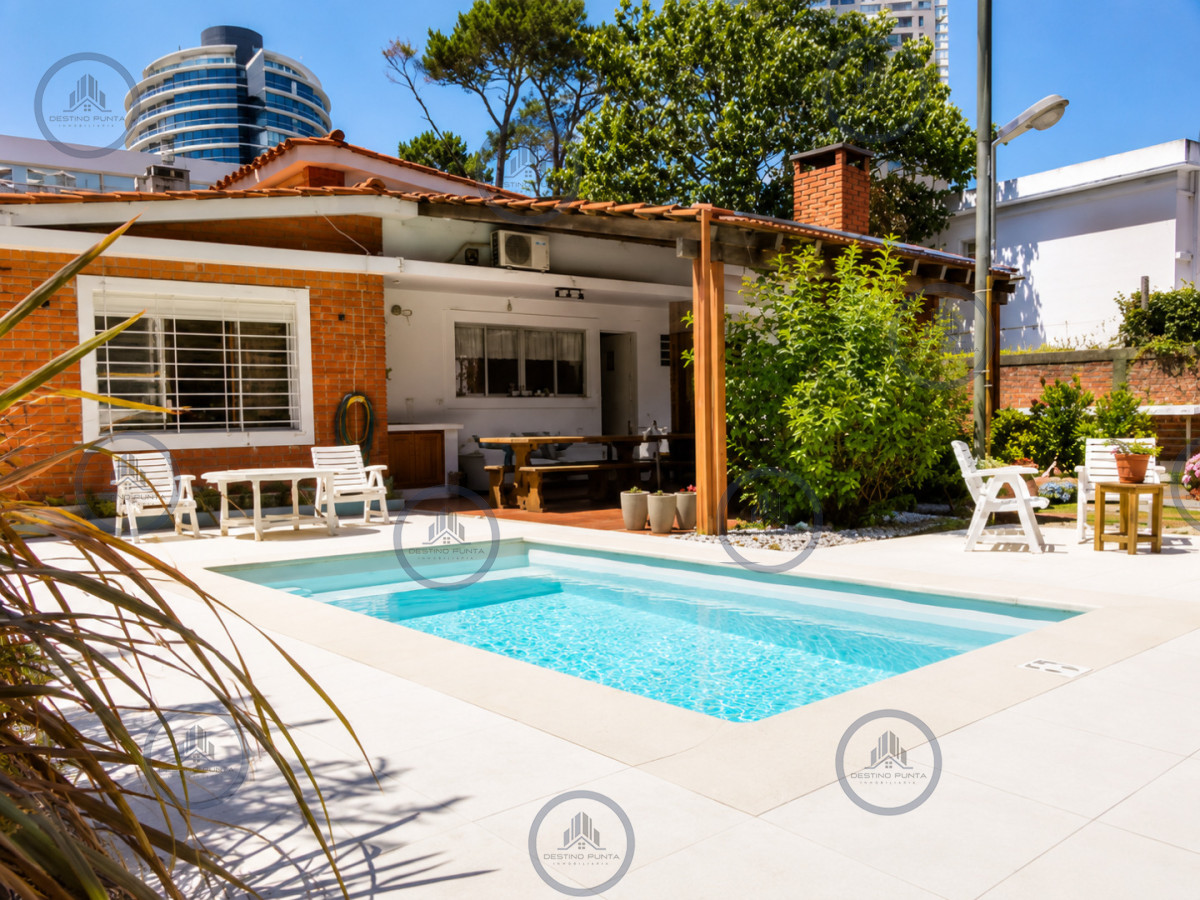 Casa de 4 Dormitorios, Parrillero y Piscina Climatizada, a minutos de Playa Mansa y Playa Brava — fotografía 1