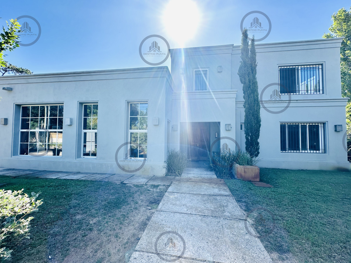 Alquiler temporada de magnífica Casa de 4 Dormitorios y Dependencia con piscina, en zona residencial, Punta del Este — fotografía 3