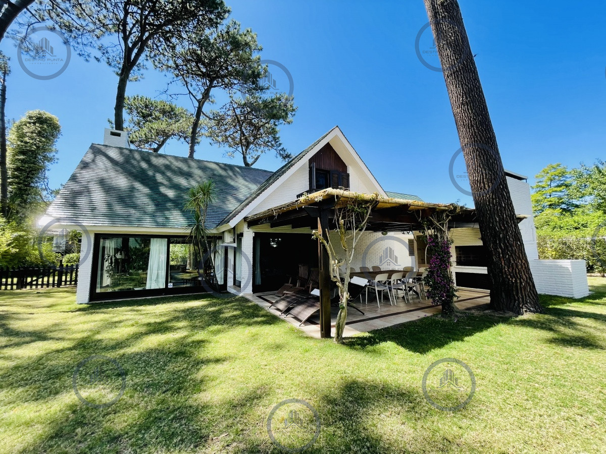 Sólida y amplia casa de cinco dormitorios más dependencia de servicio y piscina, Lugano, Punta del Este — fotografía 3