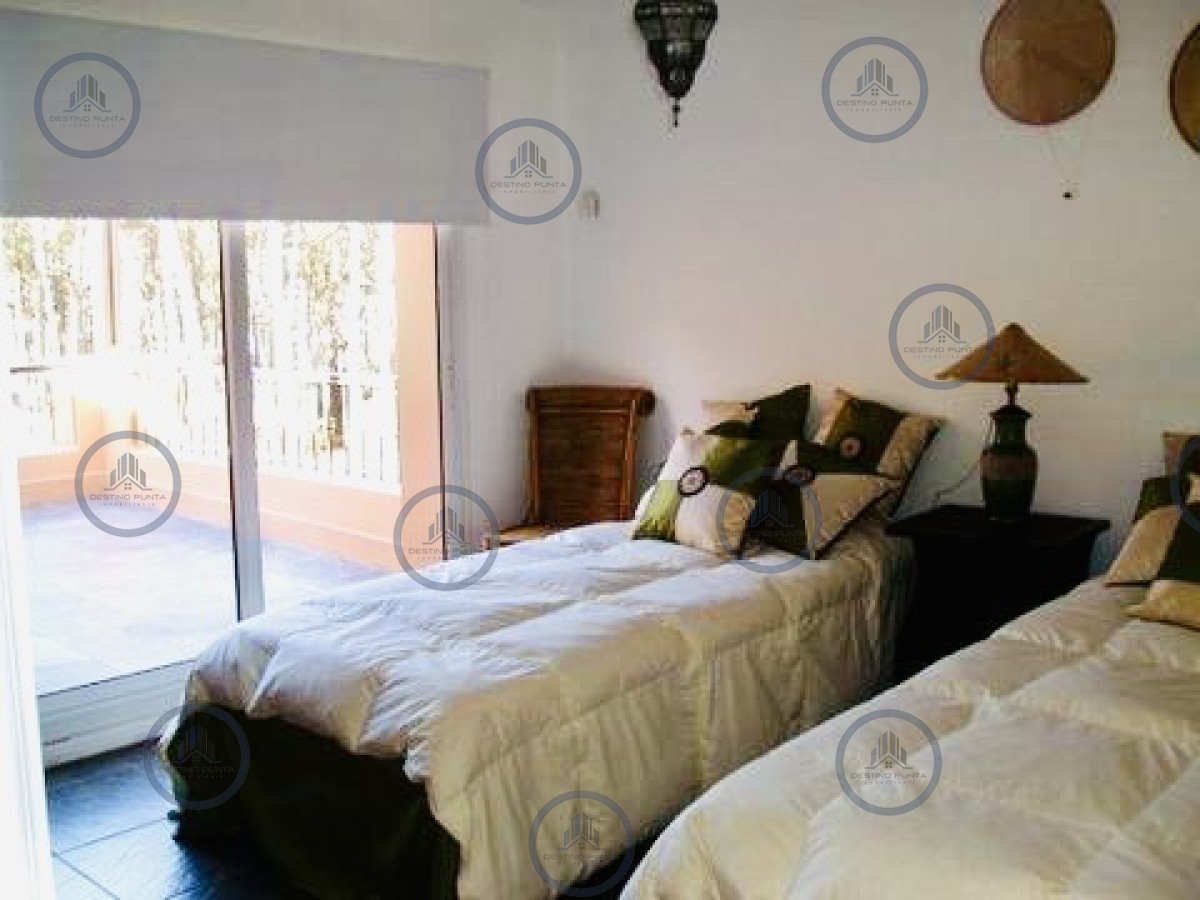 Casa ID.2822 - Casa en barrio privado Laguna Blanca 5 dormitorios más dependencia con piscina 