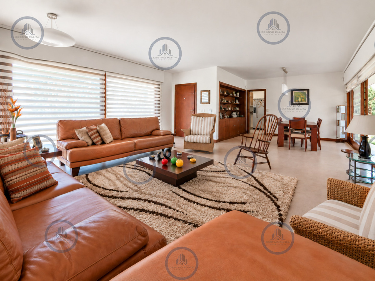 Casa ID.702 - Excelente Casa de 4 Dormitorios, Piscina Climatizada y Barbacoa a una cuadra del Mar, Playa Mansa