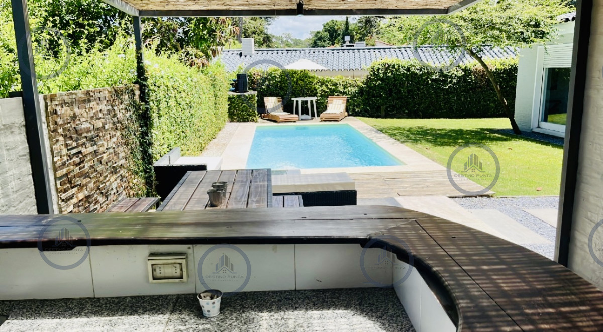 Alquiler temporario de casa a 4 cuadras de Playa Mansa con 5 dormitorios y piscina, Punta del Este — fotografía 3