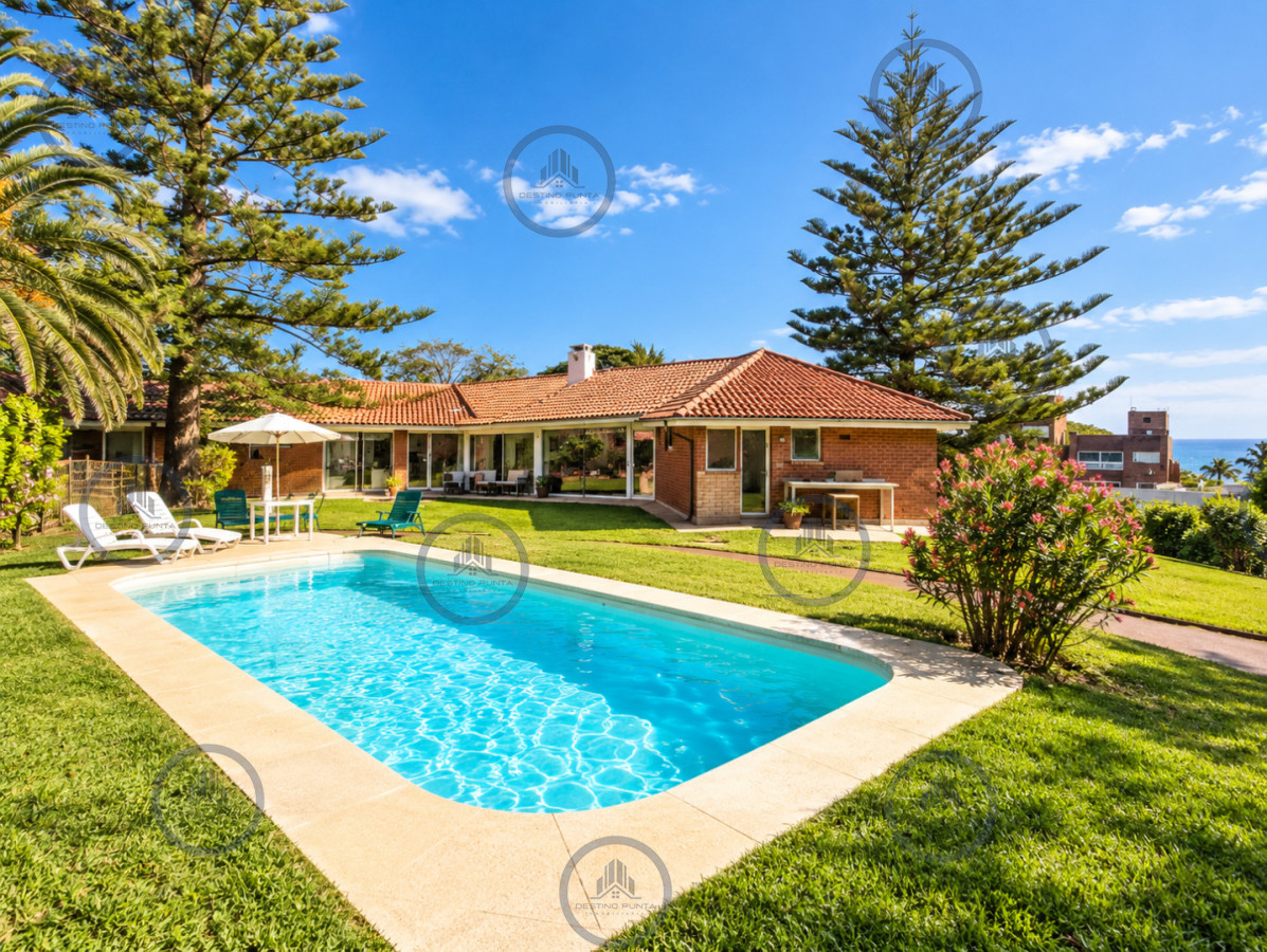 Casa ID.702 - Excelente Casa de 4 Dormitorios, Piscina Climatizada y Barbacoa a una cuadra del Mar, Playa Mansa