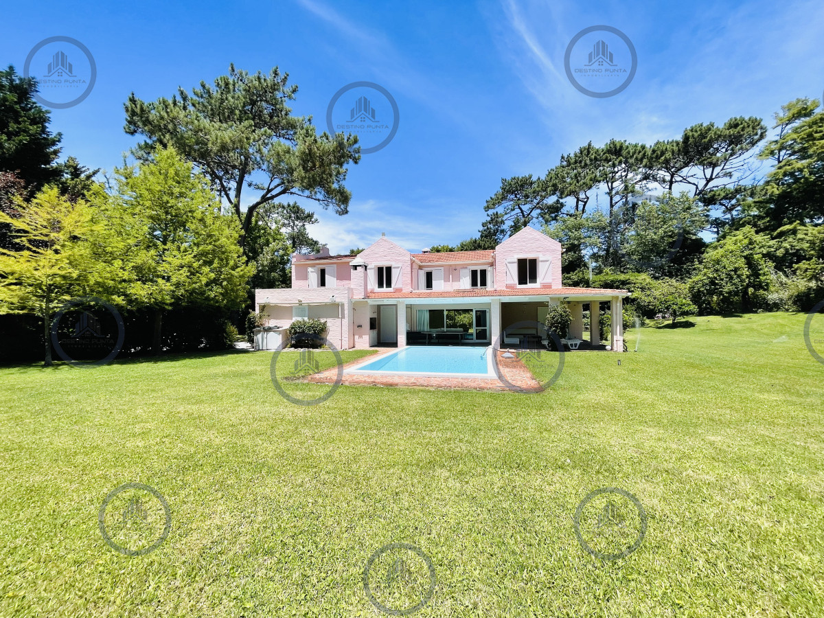 Excelente Casa de 4 Dormitorios en Playa Brava, Punta del Este — fotografía 1