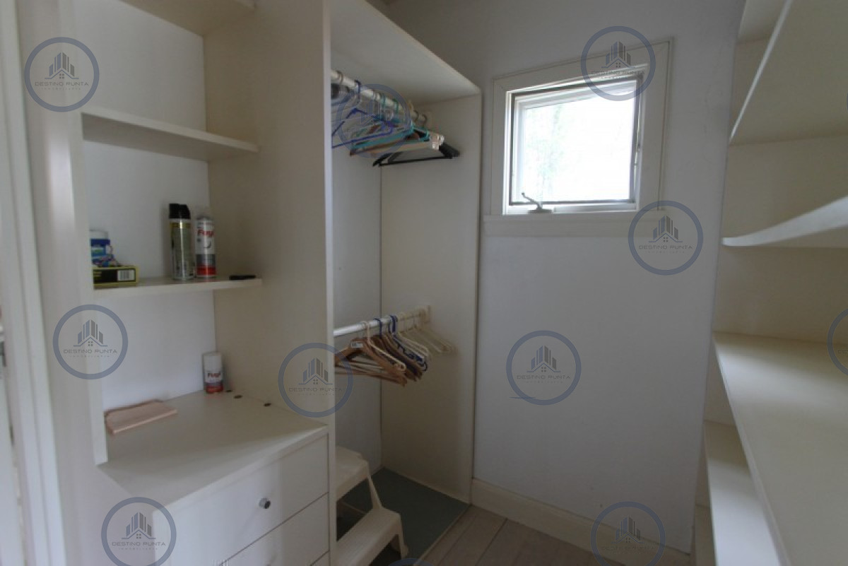 Casa ID.2819 - Casa de 5 dormitorios más dependencia en Laguna Blanca 