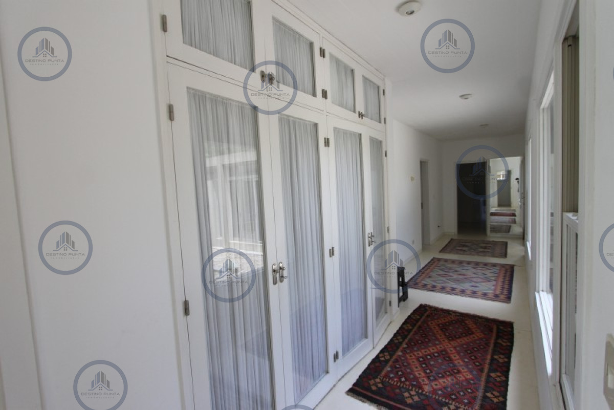 Casa ID.2819 - Casa de 5 dormitorios más dependencia en Laguna Blanca 