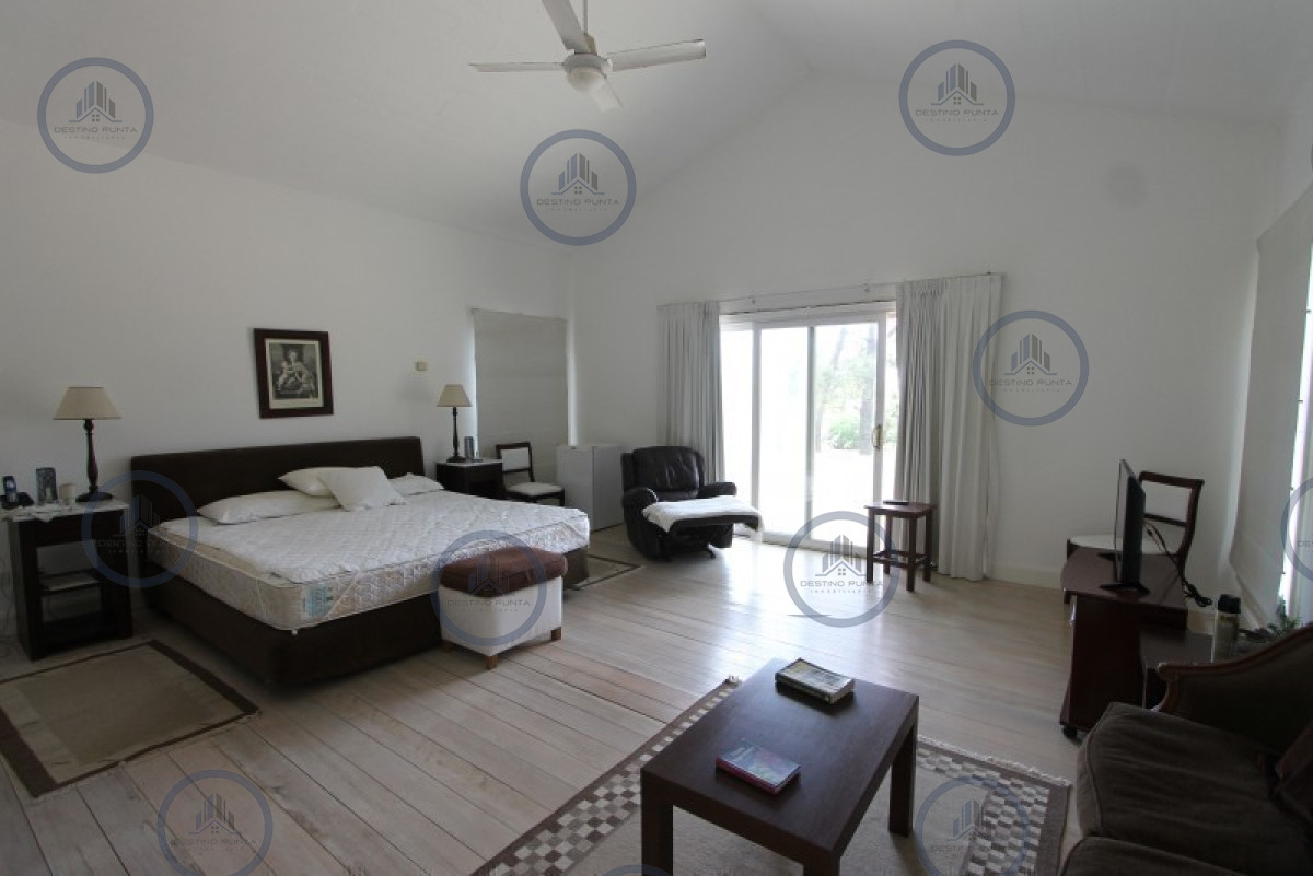 Casa ID.2819 - Casa de 5 dormitorios más dependencia en Laguna Blanca 