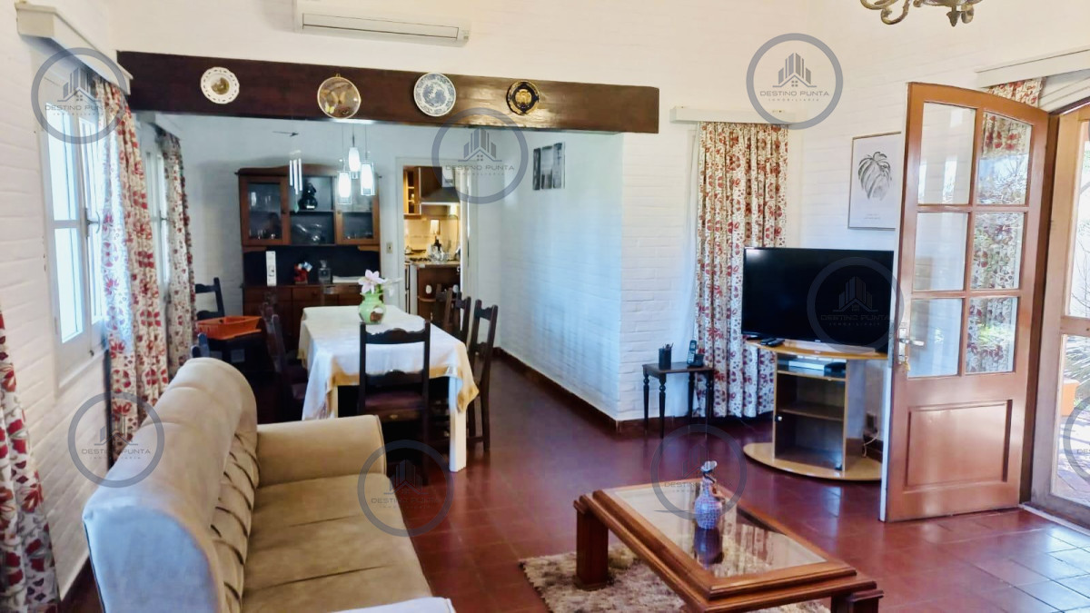 Casa a 200 metros del mar en playa mansa de 3 dormitorios más apartamento al fondo, Punta del Este — fotografía 1
