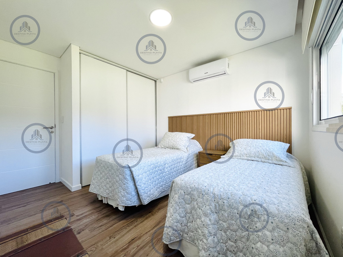 Casa ID.2333 - Moderna Casa de 4 Dormitorios, Piscina Climatizada y Parrillero en Punta Ballena, Barrio Semi Privado