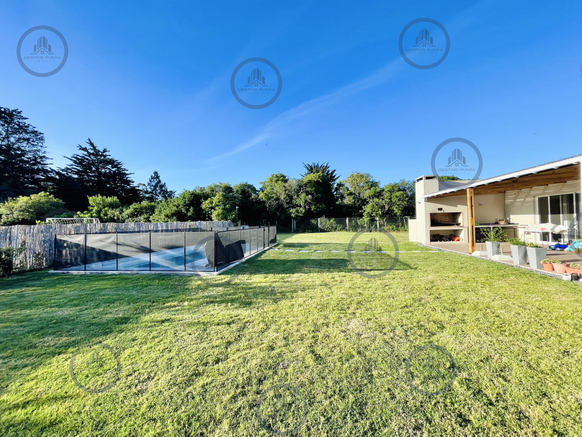 Casa ID.2333 - Moderna Casa de 4 Dormitorios, Piscina Climatizada y Parrillero en Punta Ballena, Barrio Semi Privado