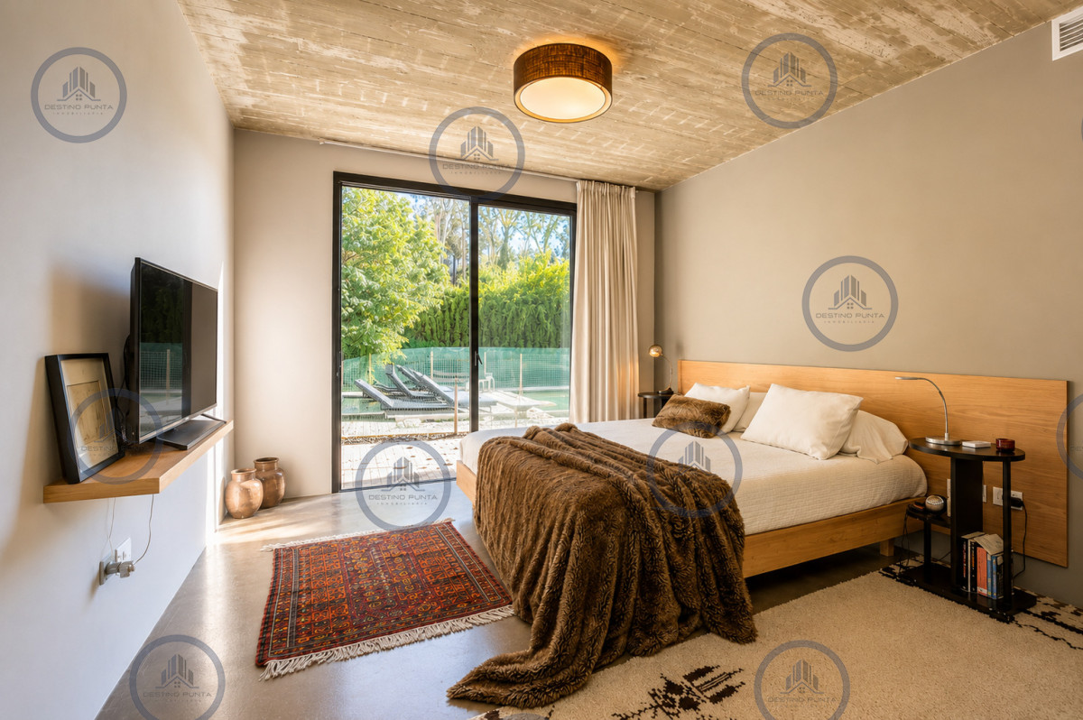 Casa ID.136 - Excelente Casa de 4 Dormitorios y Piscina Climatizada en Barrio Privado, La Arbolada - Punta del Este, Venta