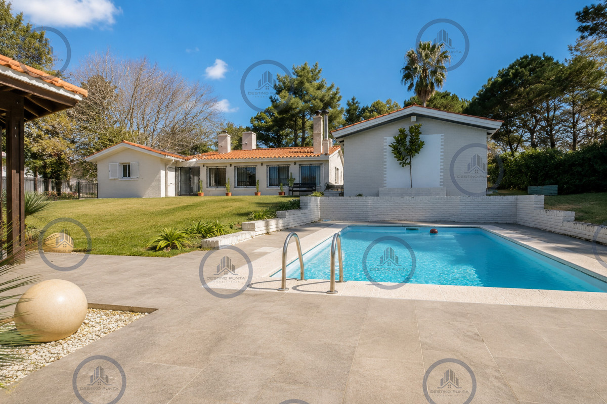 Espectacular Casa Moderna de 5 Dormitorios con Piscina Climatizada y Barbacoa en Alquiler de Temporada, Punta del Este — fotografía 1