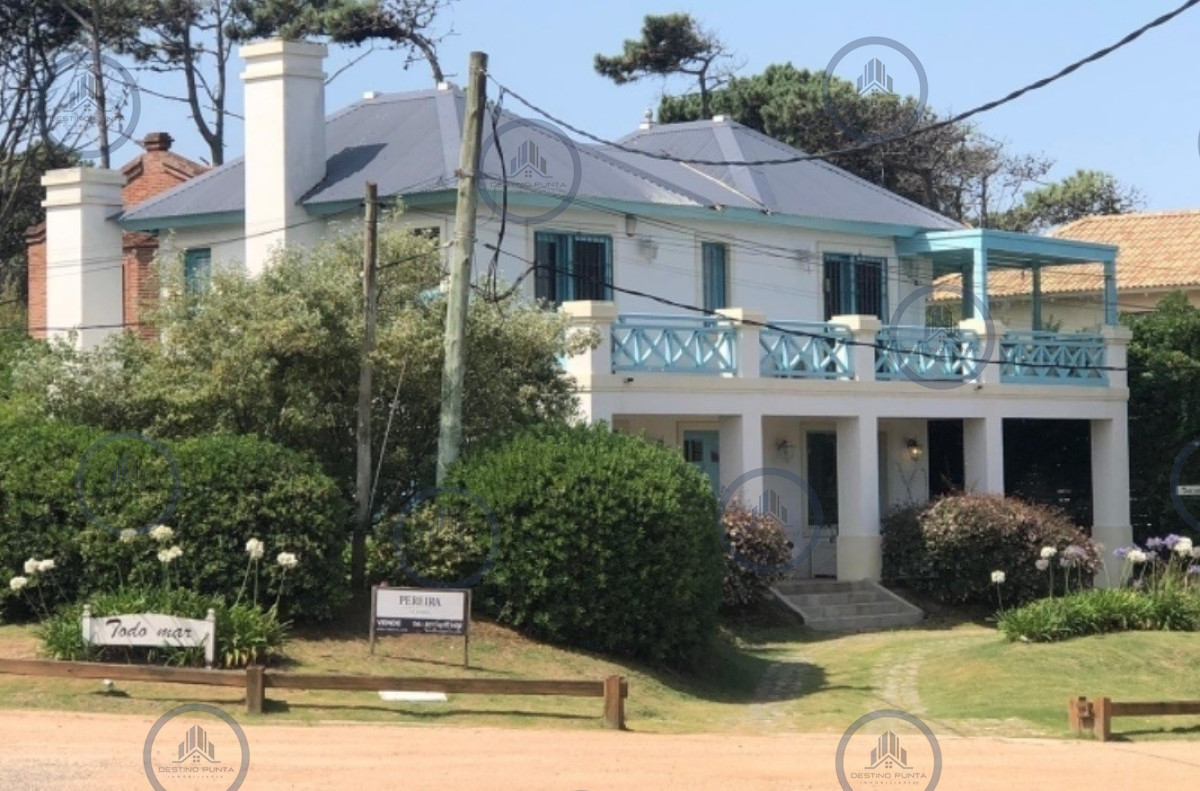 Casa de 3 dormitorios en alquiler y venta en Montoya con piscina a 100 mts del mar — fotografía 1